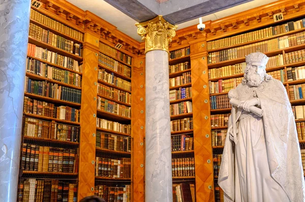 PANNONHALMA, HUNGARY - 13 Ağustos 2021: Pannonhalma Benedictine Manastırı, Macaristan