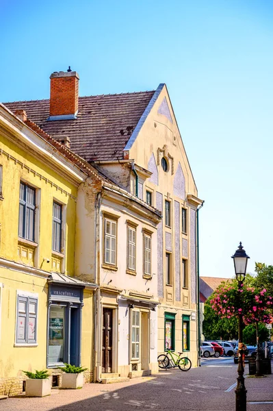 SOPRON, HUNGARY - 14 Ağustos 2021: Güneşli bir günde Macaristan 'ın Sopron kentinin tarihi mimarisine, sokaklarına ve meydanlarına bakın.