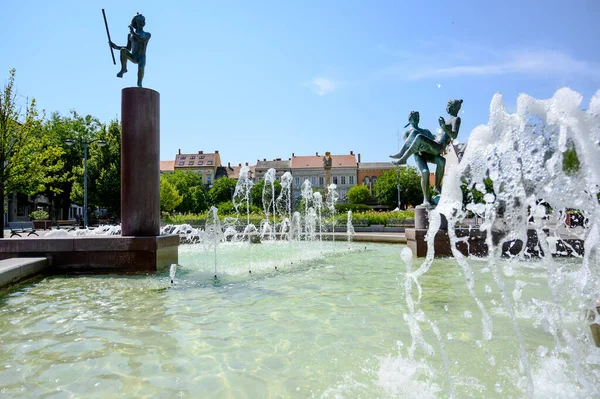 Πηγή Και Αγάλματα Στην Κεντρική Πλατεία Της Szombathely Ουγγαρία Royalty Free Εικόνες Αρχείου