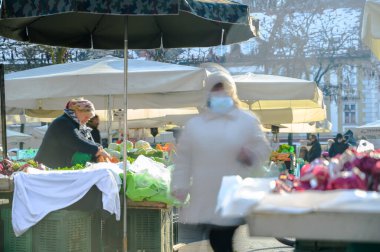 LJUBLJANA, SLOVENIA - 15 Ocak 2022: İnsanlar sebze ve meyve alışverişi yaparken Plecnik Ljubljana Merkez Pazarı 'na bakın