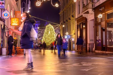 LJUBLJANA, SLOVENIA - 15 HAZİRAN 2022: Copova ulica Caddesi 'nden Preseren Meydanı' na yürüyenlere bakın