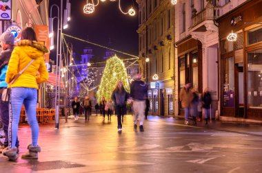 LJUBLJANA, SLOVENIA - 15 HAZİRAN 2022: Copova ulica Caddesi 'nden Preseren Meydanı' na yürüyenlere bakın
