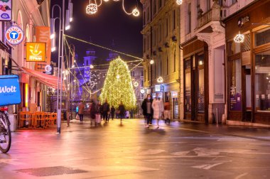 LJUBLJANA, SLOVENIA - 15 HAZİRAN 2022: Copova ulica Caddesi 'nden Preseren Meydanı' na yürüyenlere bakın