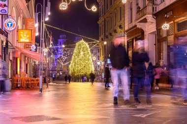 LJUBLJANA, SLOVENIA - 15 HAZİRAN 2022: Copova ulica Caddesi 'nden Preseren Meydanı' na yürüyenlere bakın