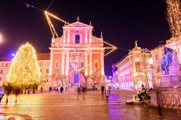 Ljubljana Słowenia Styczeń 2022 Widok Pomnik Rezerwatu Kościół Franciszkański Podczas — Zdjęcie stockowe