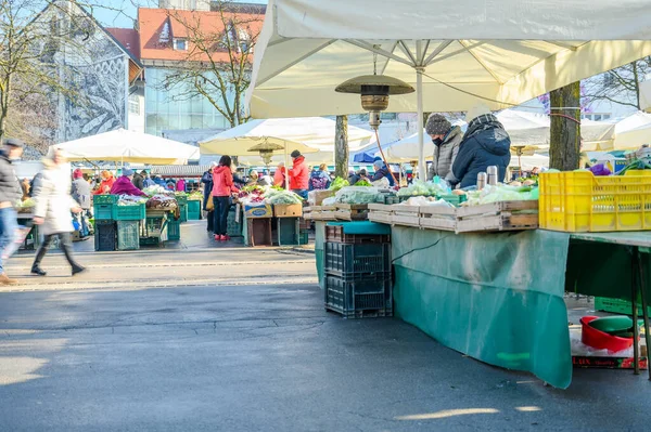 Ljubljana Slovenia 2022年1月15日 プレクニク リュブリャナ中央市場を眺めながら 人々は野菜や果物を買い物しています — ストック写真
