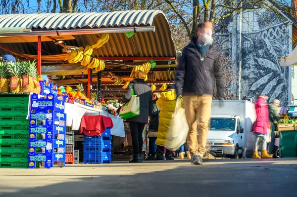 Ljubljana Slovenia 2022年1月15日 プレクニク リュブリャナ中央市場を眺めながら 人々は野菜や果物を買い物しています — ストック写真