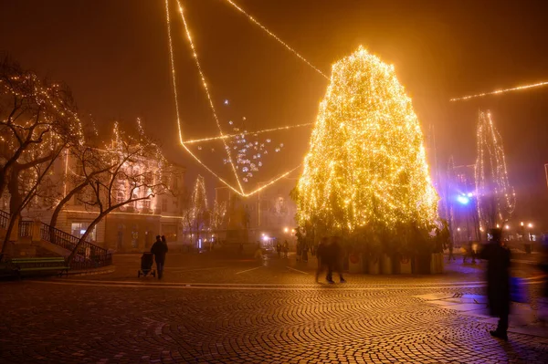 Ljubljana Slovenia 2022年1月15日 クリスマス休暇中の霧深い夜に保存広場を歩く人々の姿 — ストック写真