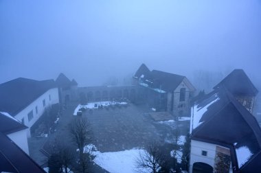 Slovenya 'nın Ljubljana kentindeki Ljubljana Kalesi' nin avlusunda kış mevsiminde hava manzarası