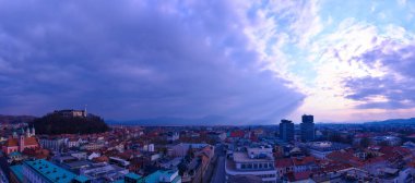 Günbatımında Slovenya 'nın Ljubljana kenti üzerindeki panoramik geniş açılı manzara manzarası