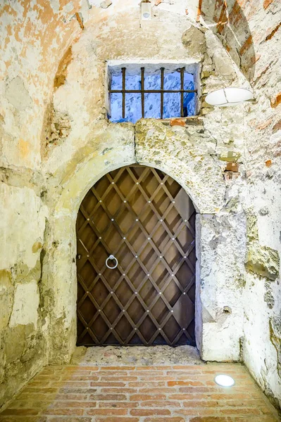 Вид Старинную Железную Дверь Люблянского Замка Внутри Подземелья — стоковое фото
