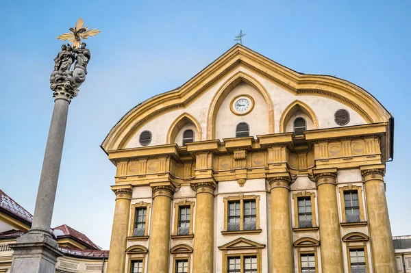 スロベニアのリュブリャナにある議会広場にあるウルスライン聖三位一体教会 — ストック写真