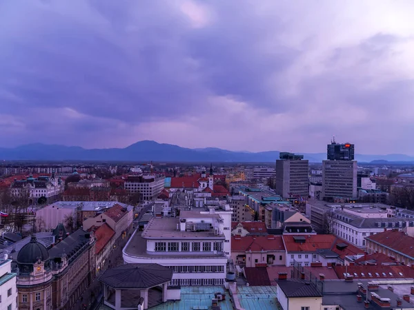 Günbatımında Slovenya 'nın Ljubljana kentindeki manzara manzarası