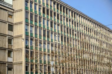 Slovenya 'nın Ljubljana kentindeki bir ofis penceresinin pencereleri.