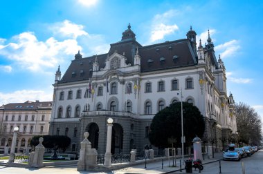 Ljubljana Üniversitesi merkezi Ljubljanam Slovenya 'da Kongre Meydanı' nda yer alıyor.