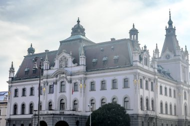 Ljubljana Üniversitesi merkezi Ljubljanam Slovenya 'da Kongre Meydanı' nda yer alıyor.