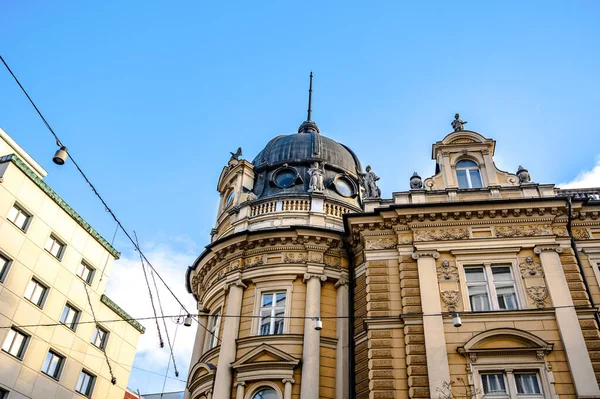 Slovenya 'nın Ljubljana kentindeki postane binası güneşli bir günde.
