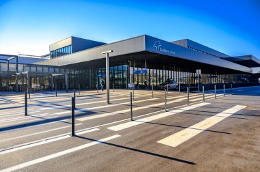 LJUBLJANA, SLOVENIA - 15 Şubat 2022: Ljubljana havaalanı girişine bakın.