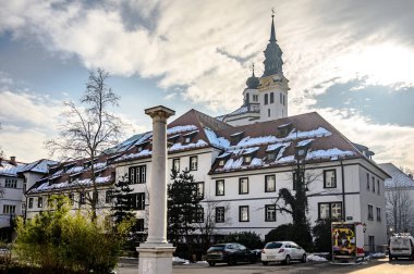 LJUBLJANA, SLOVENIA - 15 Şubat 2022: Ljubljana 'daki Kongre Meydanı' ndaki Ursuline Holy Trinity Kilisesi