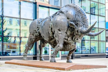 LJUBLJANA, SLOVENIA - 15 Şubat 2022: Bosnalı Jakov Brdar 'ın Sloven kökenli heykeltraşının büyük bir bronz boğa heykeli