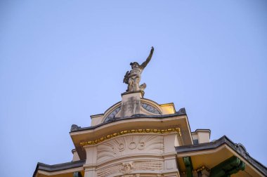 LJUBLJANA, SLOVENIA - 15 Şubat 2022: Ljubljana 'nın lüks mağazası Galerija' nın tepesindeki Roma tanrısı Merkür 'ün heykeli