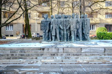 LJUBLJANA, SLOVENIA - 15 Şubat 2022: Heykeltıraş Drago Trsar 'ın Edvard Kardelj Anıtı