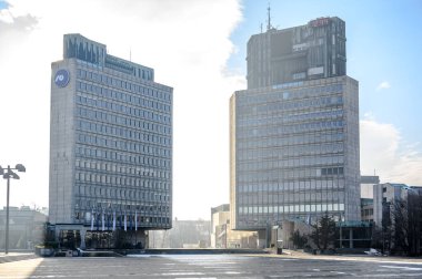 LJUBLJANA, SLOVENIA - 15 Şubat 2022: Cumhuriyet Meydanı Gökdelenleri Ljubljanka Banka ve Tr3 'ün karesi Edvard Ravnikar' ı tasarladı