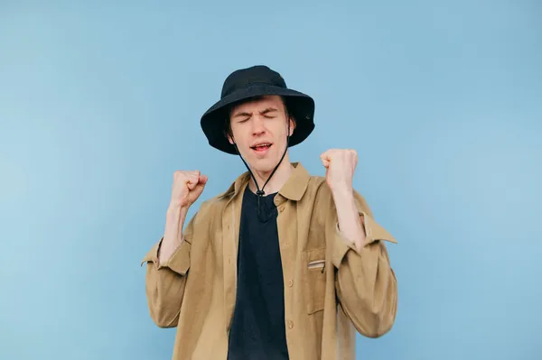 Retrato Jovem Alegre Panamá Roupas Casuais Fundo Azul Alegra Com — Fotografia de Stock