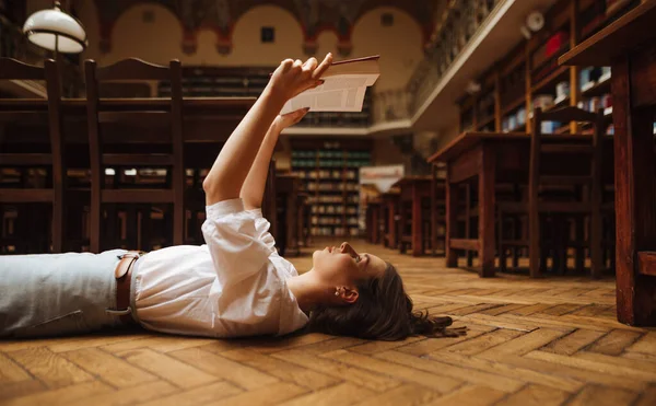 Mujer Vestida Blanco Yace Suelo Una Biblioteca Pública Lee Libro —  Fotos de Stock