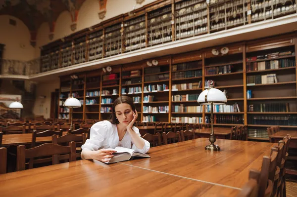 Красива Жінка Білій Сорочці Читає Книгу Атмосферній Студентській Бібліотеці Сама — стокове фото