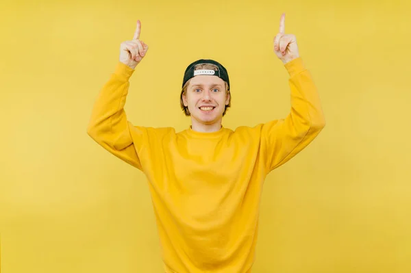 Ragazzo Positivo Con Cappello Vestiti Gialli Isolati Uno Sfondo Giallo — Foto Stock