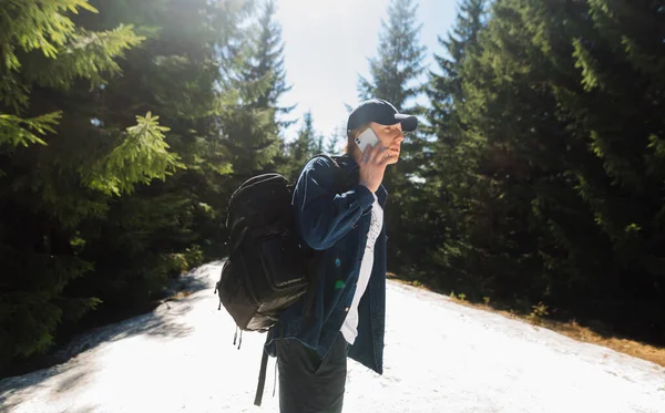 Jovem Turista Passeio Nas Montanhas Nevadas Fica Com Uma Mochila — Fotografia de Stock