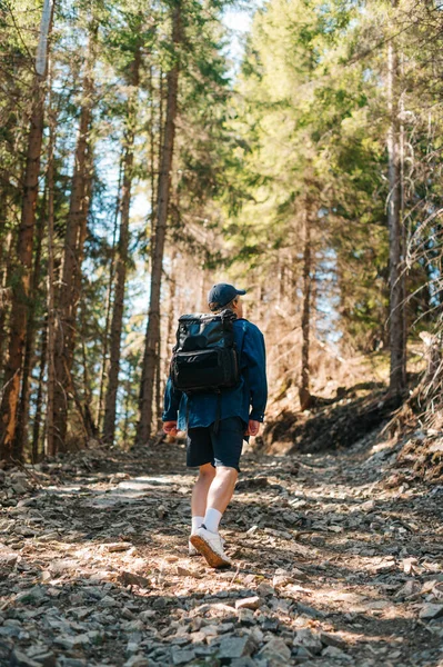 Sırt Çantalı Genç Hippi Ormanda Dikiz Aynasındaki Dağ Yolunda Yürüyor — Stok fotoğraf