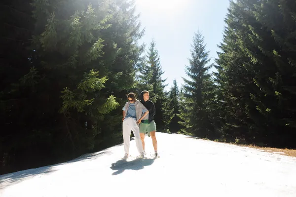 Stilvolles Junges Paar Das Zeit Den Bergen Verbringt Schnee Neben — Stockfoto