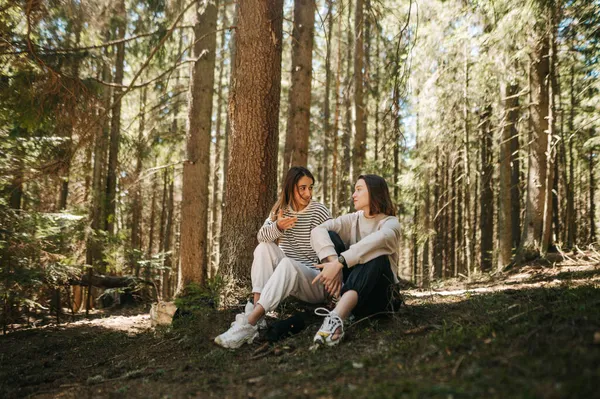 Två Turist Vänner Sitter Skogen Och Talar Med Leenden Sina — Stockfoto