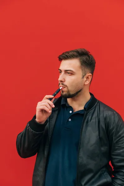 Retrato Hombre Guapo Con Barba Fuma Cigarrillo Electrónico Calefacción Tabaco — Foto de Stock
