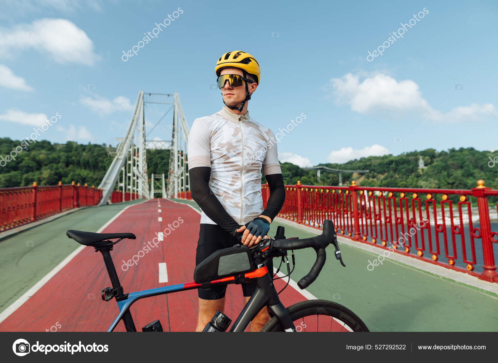Ropa Deportiva Outfit Ciclista Hombre Retrato Hombre Deportivo Con Traje  Ciclista Pie Con Una Bicicleta