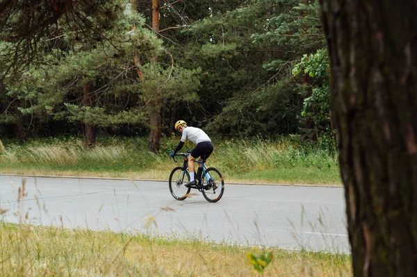 Ein Mann Fährt Mit Dem Fahrrad Auf Einer Asphaltierten Straße — Stockfoto