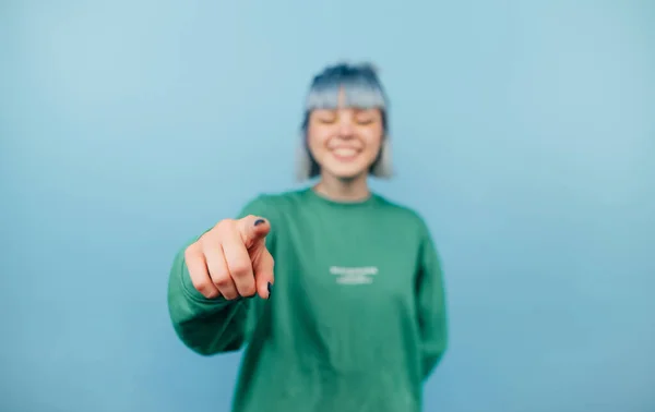 Pozitivní Hipster Dívka Zelených Šatech Tyrkysové Vlasy Ukazuje Prst Kameru — Stock fotografie