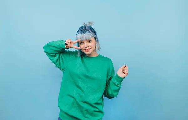 Veselá Dívka Tyrkysovými Vlasy Zeleném Svetru Pózuje Pro Kameru Úsměvem — Stock fotografie