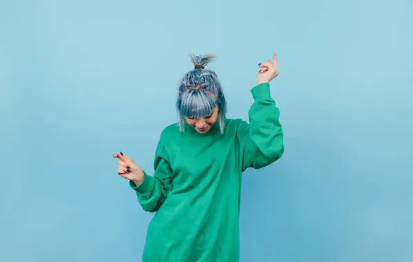 Mulher Positiva Com Cabelo Turquesa Uma Camisola Verde Dançando Fundo — Fotografia de Stock