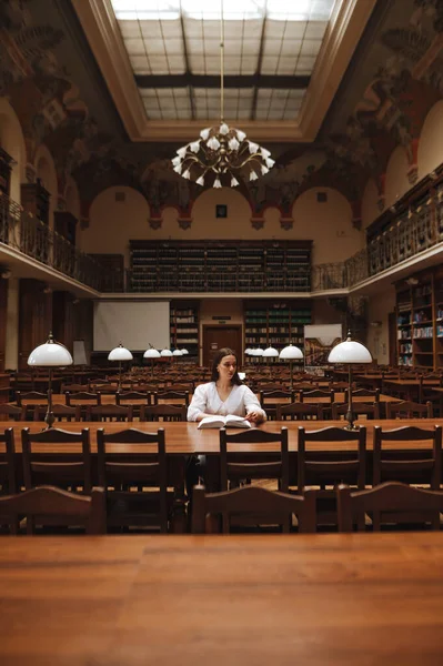 Фотографія Жінки Білій Блузці Сидить Столом Красивій Публічній Бібліотеці Читає — стокове фото