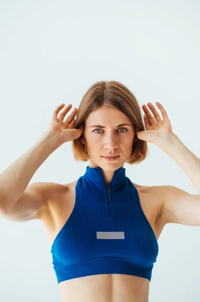 Porträt Einer Sportlichen Frau Blauem Oberteil Auf Weißem Hintergrund Die — Stockfoto