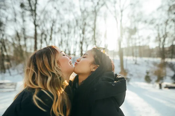 Dos Mejores Amigos Divirtiéndose Parque Invierno Día Soleado Sonriendo Besándose —  Fotos de Stock