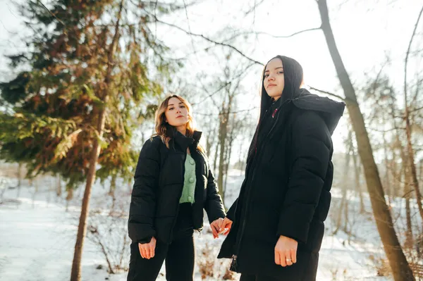 Φωτογραφία Δύο Φιλενάδων Που Στολίζονται Από Χέρια Περπατάνε Στο Χειμερινό — Φωτογραφία Αρχείου