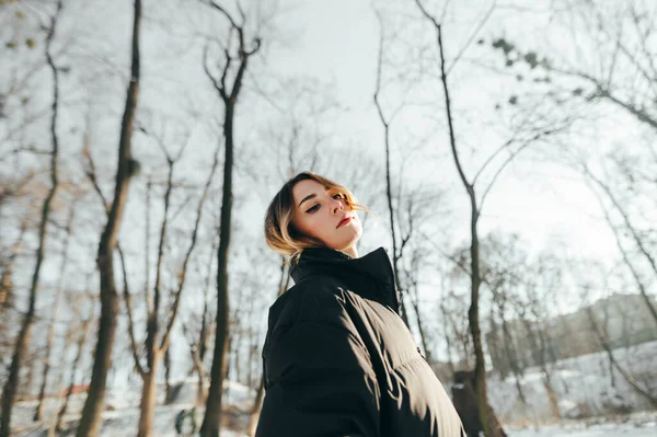 Retrato Uma Senhora Elegante Uma Jaqueta Preta Floresta Inverno Posando — Fotografia de Stock