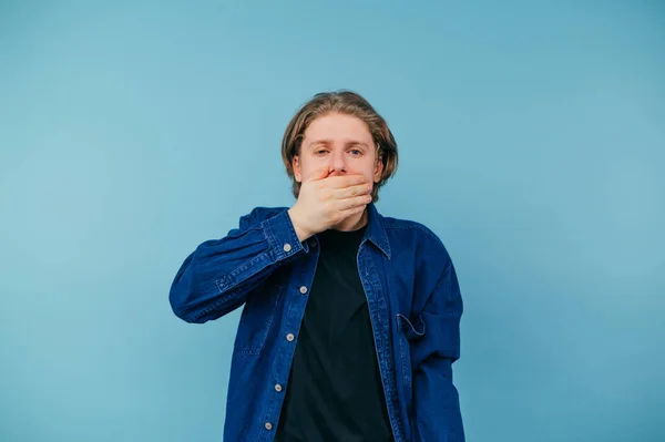 Ragazzo Assonnato Una Camicia Sbadiglia Piedi Uno Sfondo Blu Guardando — Foto Stock