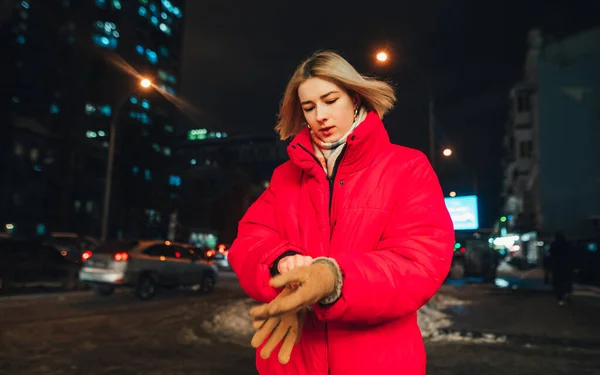 Mulher Uma Jaqueta Fica Noite Inverno Temperatura Fria Rua Coloca — Fotografia de Stock