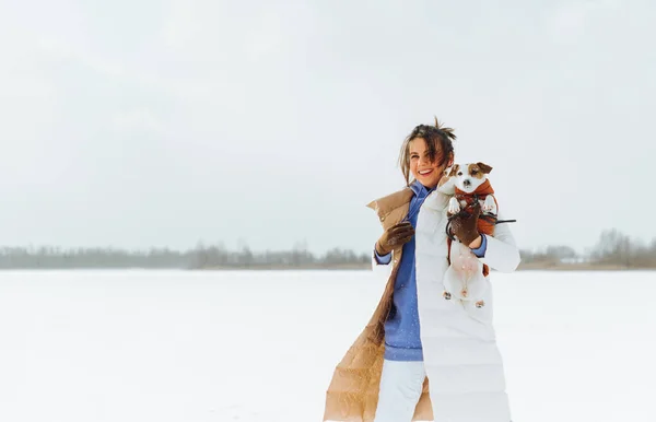 Щаслива Жінка Джек Росією Руках Стоїть Замерзлому Озері Дивиться Посмішкою — стокове фото