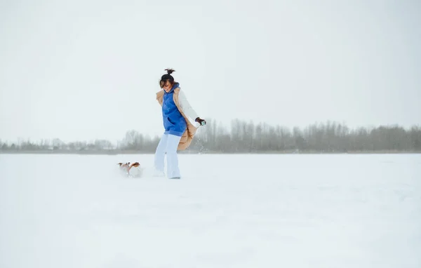 Mulher Roupas Inverno Brincando Com Cão Neve Fundo Paisagem Inverno — Fotografia de Stock